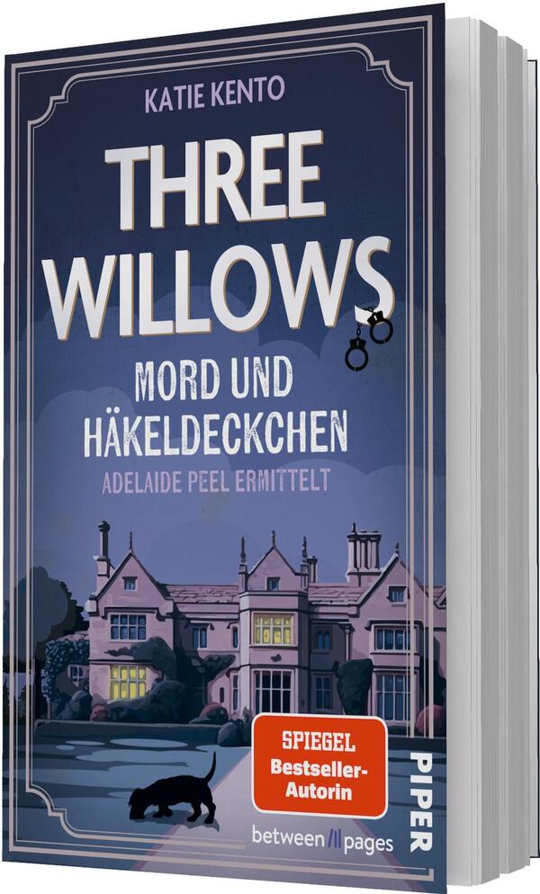 Das Buchcover zeigt ein stilisiertes, dreigeschossiges Herrenhaus vor einer nächtlichen Kulisse. Der Himmel ist in tiefen Blau- und Lila-Tönen gehalten. Im Vordergrund ist ein schwarzer Kater abgebildet, der eine geheimnisvolle Atmosphäre schafft. Der Titel „THREE WILLOWS“ steht in großen, weißen Buchstaben oben, während der Untertitel „MORD UND HÄKELDECKCHEN“ in leicht verspielter Schrift darunter zu sehen ist. Der Name der Autorin „KATIE KENTO“ befindet sich am oberen Rand des Covers.
