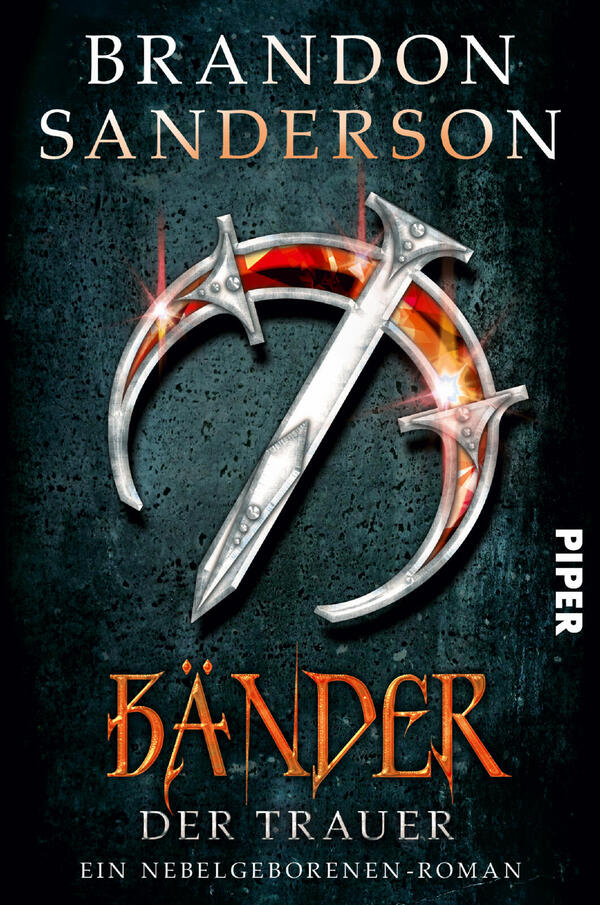 Das Buchcover zeigt einen dunklen, strukturierten Hintergrund, auf dem ein zentrales, dekoratives Symbol in silber und orange präsentiert wird. Oben steht der Autorname „Brandon Sanderson“ in großen, weißen Buchstaben. Darunter befindet sich der Titel „Bänder der Trauer“ in rot-orangefarbener Schrift, die teilweise unregelmäßig gestaltet ist. Am unteren Rand ist der Verlagsname „PIPER“ platziert. Die kräftigen Farben und die futuristische Typografie erzeugen eine geheimnisvolle und spannende Atmosphäre.