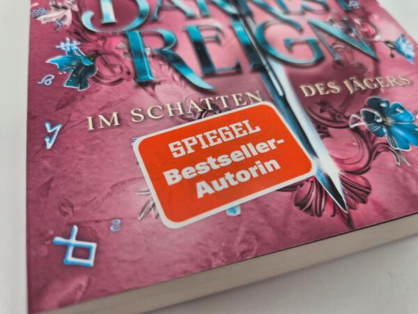 Außenansicht des Buches „Darkest Reign – Im Schatten des Jägers“