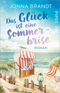 Das Buchcover zeigt eine aquarellartige Strandlandschaft mit blau-türkis verlaufendem Himmel und ruhiger See. Im Vordergrund ein rot-weiß gestreifter Strandkorb mit Kissen, eine rote Liege, eine Öllaterne im Sand und eine Möwe auf dem Korb. Holzpfähle und Dünengräser rahmen die Szene. Titel „Das Glück ist eine Sommerbrise“ in großen, verspielten Schriftzügen von Blau zu Rosa, Autorennennung „Jonna Brandt“. Kleines Wort „ROMAN“ in blauer serifenloser Schrift.