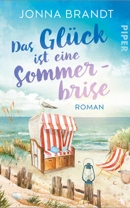 Das Glück ist eine Sommerbrise Das Buchcover zeigt eine aquarellartige Strandlandschaft mit blau-türkis verlaufendem Himmel und ruhiger See. Im Vordergrund ein rot-weiß gestreifter Strandkorb mit Kissen, eine rote Liege, eine Öllaterne im Sand und eine Möwe auf dem Korb. Holzpfähle und Dünengräser rahmen die Szene. Titel „Das Glück ist eine Sommerbrise“ in großen, verspielten Schriftzügen von Blau zu Rosa, Autorennennung „Jonna Brandt“. Kleines Wort „ROMAN“ in blauer serifenloser Schrift.