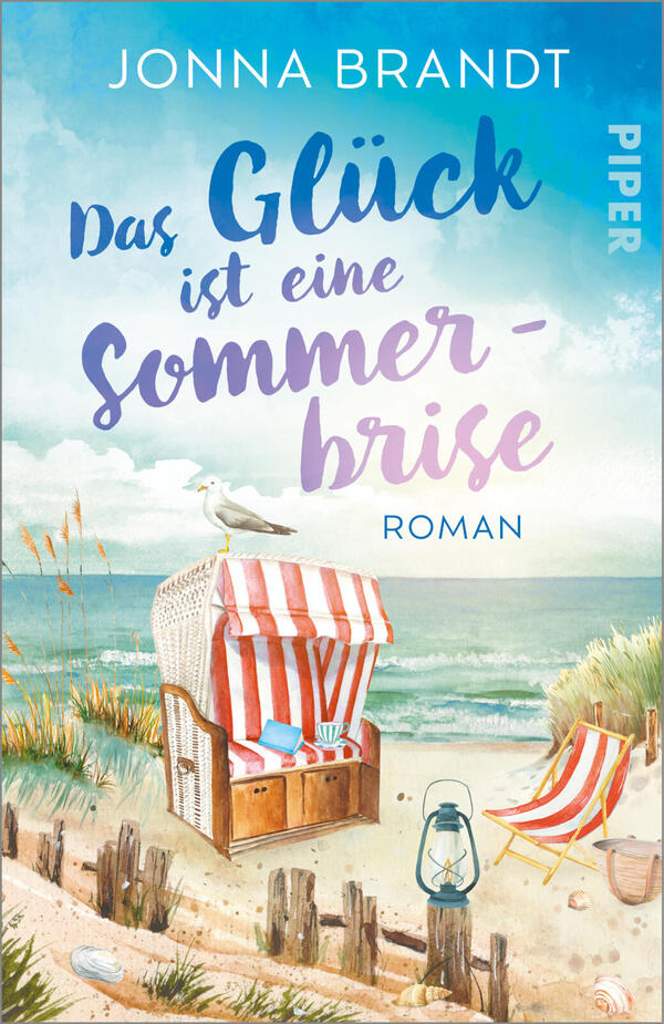Das Buchcover zeigt eine aquarellartige Strandlandschaft mit blau-türkis verlaufendem Himmel und ruhiger See. Im Vordergrund ein rot-weiß gestreifter Strandkorb mit Kissen, eine rote Liege, eine Öllaterne im Sand und eine Möwe auf dem Korb. Holzpfähle und Dünengräser rahmen die Szene. Titel „Das Glück ist eine Sommerbrise“ in großen, verspielten Schriftzügen von Blau zu Rosa, Autorennennung „Jonna Brandt“. Kleines Wort „ROMAN“ in blauer serifenloser Schrift.