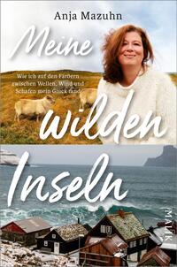 Das Buchcover zeigt eine Frau mit lockigem, braunem Haar, die in einem gemütlichen, weißen Pullover vor einer grünen Wiesenlandschaft steht, während Schafe im Hintergrund verweilen. Der Titel „Meine wilden Inseln“ ist in großen, geschwungenen weißen Buchstaben platziert und strahlt eine einladende Atmosphäre aus. Unterhalb befindet sich ein Bild von einer Küstenlandschaft mit Wellen und traditionellen, färöischen Gebäuden. Der Untertitel „Wie ich auf den Färöern zwischen Wellen, Wind und Schafen mein Glück fand“ ergänzt den Titel in kleinerer Schrift. Das Cover vermittelt Abenteuerlust und Naturverbundenheit.
