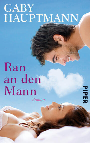 Das Buchcover zeigt einen romantischen Moment zwischen einem Mann und einer Frau, die sich anlächeln. Der Hintergrund ist hellblau, was eine sanfte und luftige Atmosphäre schafft. Die Titelschrift „Ran an den Mann“ ist in kräftigem Violett gehalten, während der Untertitel „Roman“ in einer zarten, grauen Schrift erscheint. Oberhalb des Titels steht der Name der Autorin „Gaby Hauptmann“ in einer klaren, weißen Schrift. Die Gestaltung vermittelt ein Gefühl von Zuneigung und Leichtigkeit.