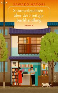 Das Buchcover zeigt eine farbenfrohe Illustration einer Buchhandlung im historischen Stil. Im Vordergrund stehen zwei Figuren, eine Frau in einem roten Kleid und ein Mann, vor einem Bücherregal, das voll mit bunten Buchrücken ist. Oberhalb der Buchhandlung ist der Titel „Sommerleuchten über der Freitagbuchhandlung“ in gelber Schrift angeordnet. Der Himmel ist orange und verleiht dem Cover eine warme Atmosphäre. Das Element der Natur wird durch grüne Bäume seitlich des Eingangs unterstrichen.