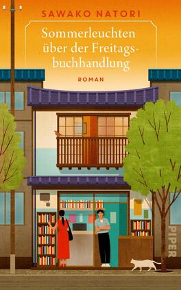 Das Buchcover zeigt eine farbenfrohe Illustration einer Buchhandlung im historischen Stil. Im Vordergrund stehen zwei Figuren, eine Frau in einem roten Kleid und ein Mann, vor einem Bücherregal, das voll mit bunten Buchrücken ist. Oberhalb der Buchhandlung ist der Titel „Sommerleuchten über der Freitagbuchhandlung“ in gelber Schrift angeordnet. Der Himmel ist orange und verleiht dem Cover eine warme Atmosphäre. Das Element der Natur wird durch grüne Bäume seitlich des Eingangs unterstrichen.