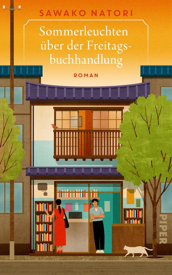 Das Buchcover zeigt eine farbenfrohe Illustration einer Buchhandlung im historischen Stil. Im Vordergrund stehen zwei Figuren, eine Frau in einem roten Kleid und ein Mann, vor einem Bücherregal, das voll mit bunten Buchrücken ist. Oberhalb der Buchhandlung ist der Titel „Sommerleuchten über der Freitagbuchhandlung“ in gelber Schrift angeordnet. Der Himmel ist orange und verleiht dem Cover eine warme Atmosphäre. Das Element der Natur wird durch grüne Bäume seitlich des Eingangs unterstrichen.