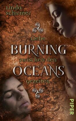 Das Buchcover zeigt eine emotionale Komposition mit einem bräunlichen, sandigen Hintergrund. Im Vordergrund sind Silhouetten eines Mannes und einer Frau zu sehen, die sich nahe sind, was eine Intimität vermittelt. Der Titel „BURNING OCEANS“ ist in großen, silbernen Buchstaben hervorgehoben, während „Liebe zwischen den“ in elegantem, geschwungenem Schriftzug oberhalb platziert ist. Der Name der Autorin, Linda Schirmer, steht am oberen Rand in schlichter Schrift. Die gesamte Atmosphäre strahlt Leidenschaft und geheimnisvolle Tiefe aus.