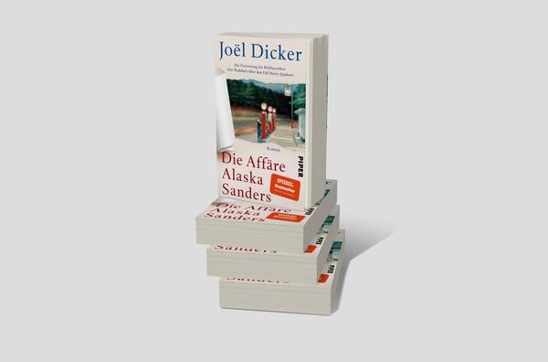 Bücherstapel des Buches „Die Affäre Alaska Sanders“
