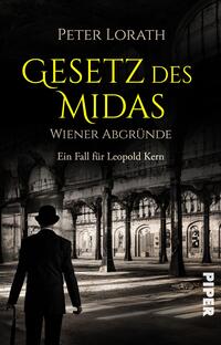 Das Buchcover zeigt einen geheimnisvollen Innenraum mit hohen, gotischen Fenstern und einer düsteren Atmosphäre. Ein Mann in einem schwarzen Anzug und Zylinder steht im Vordergrund, mit dem Rücken zur Kamera, und blickt in den Raum. Der Titel „GESETZ DES MIDAS“ erscheint in großen, goldenen Buchstaben und hebt sich klar vom tiefen Schwarz ab. Darunter steht „Wiener Abgründe“ und „Ein Fall für Leopold Kern“ in kleineren, weißen Schriftzügen.