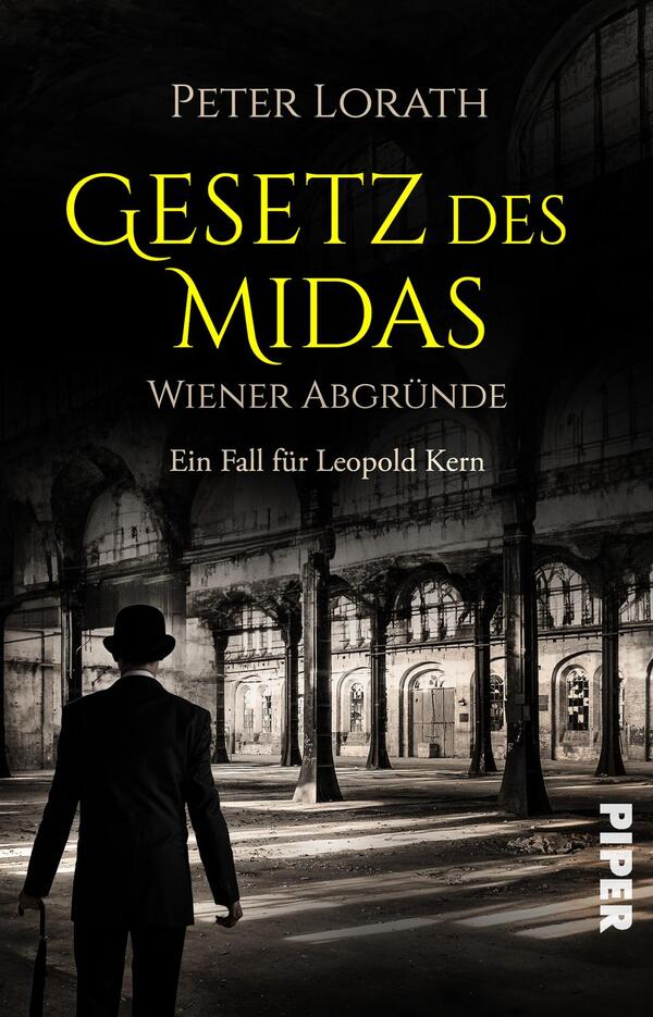 Das Buchcover zeigt einen geheimnisvollen Innenraum mit hohen, gotischen Fenstern und einer düsteren Atmosphäre. Ein Mann in einem schwarzen Anzug und Zylinder steht im Vordergrund, mit dem Rücken zur Kamera, und blickt in den Raum. Der Titel „GESETZ DES MIDAS“ erscheint in großen, goldenen Buchstaben und hebt sich klar vom tiefen Schwarz ab. Darunter steht „Wiener Abgründe“ und „Ein Fall für Leopold Kern“ in kleineren, weißen Schriftzügen.