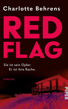 Das Buchcover zeigt auf dunklem, fast schwarzem Grund den großen, fett gesetzten Titel „RED FLAG“ in kräftigem Rot und darüber den Autorennamen „Charlotte Behrens“ in weißer, schlichter Schrift. Unten links die weiße Tagline „Sie ist sein Opfer. Er ist ihre Rache.“ sowie das Genre „THRILLER“ in Rot. Unten rechts ein rot gefärbtes Haus auf Hanglandschaft, atmosphärisch bedrohlich, rechts senkrecht der Verlagsname „PIPER“.