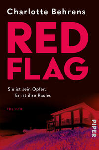 Das Buchcover zeigt auf dunklem, fast schwarzem Grund den großen, fett gesetzten Titel „RED FLAG“ in kräftigem Rot und darüber den Autorennamen „Charlotte Behrens“ in weißer, schlichter Schrift. Unten links die weiße Tagline „Sie ist sein Opfer. Er ist ihre Rache.“ sowie das Genre „THRILLER“ in Rot. Unten rechts ein rot gefärbtes Haus auf Hanglandschaft, atmosphärisch bedrohlich, rechts senkrecht der Verlagsname „PIPER“.