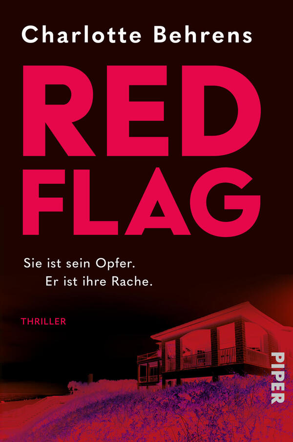 Das Buchcover zeigt auf dunklem, fast schwarzem Grund den großen, fett gesetzten Titel „RED FLAG“ in kräftigem Rot und darüber den Autorennamen „Charlotte Behrens“ in weißer, schlichter Schrift. Unten links die weiße Tagline „Sie ist sein Opfer. Er ist ihre Rache.“ sowie das Genre „THRILLER“ in Rot. Unten rechts ein rot gefärbtes Haus auf Hanglandschaft, atmosphärisch bedrohlich, rechts senkrecht der Verlagsname „PIPER“.