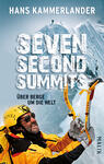 Das Buchcover zeigt einen Bergsteiger in gelber Helma und Sonnenbrille, der vor einer majestätischen, schneebedeckten Gebirgslandschaft steht. Der Titel „SEVEN SECOND SUMMITS“ ist in großen, kraftvollen, weißen Buchstaben mit erodierten Konturen gestaltet und hebt sich deutlich vom blauen Hintergrund ab. Darunter steht der Untertitel „ÜBER BERGE UM DIE WELT“ in kleinerer, schlichter Schrift. Die Atmosphäre ist abenteuerlich und herausfordernd, was die Themen des Buches unterstreicht.
