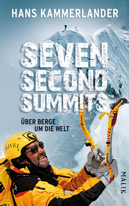 Seven Second Summits Das Buchcover zeigt einen Bergsteiger in gelber Helma und Sonnenbrille, der vor einer majestätischen, schneebedeckten Gebirgslandschaft steht. Der Titel „SEVEN SECOND SUMMITS“ ist in großen, kraftvollen, weißen Buchstaben mit erodierten Konturen gestaltet und hebt sich deutlich vom blauen Hintergrund ab. Darunter steht der Untertitel „ÜBER BERGE UM DIE WELT“ in kleinerer, schlichter Schrift. Die Atmosphäre ist abenteuerlich und herausfordernd, was die Themen des Buches unterstreicht.