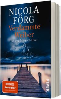 Das Buchcover zeigt einen hölzernen Steg, der in ruhigem Wasser auf einen dunklen, sturmverhangenen Horizont zuläuft; am Himmel zuckt Blitzlicht. Farben: tiefe Blau- und Schwarztöne mit orangefarbenem Licht am Horizont. Oben großer weißer Autorenname „Nicola Förg“, darunter Titel in orange „Verdammte Weiber“ und Untertitel weiß „Ein Irmi-Mangold-Krimi“. Unten links ein orangefarbener Button mit weißer Aufschrift „SPIEGEL Bestseller“.