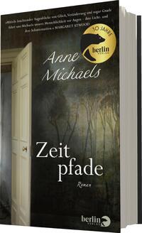 Das Buchcover zeigt eine düstere, atmosphärische Landschaft mit einem offenen Türrahmen, durch den sanftes Licht strömt. Im Hintergrund sind verschwommene Baumsilhouetten zu sehen, die eine melancholische Stimmung erzeugen. Der Titel „Zeitpfade“ ist in großen, weißen Buchstaben mittig platziert, während der Autorenname „Anne Michaels“ in einer eleganten Schriftart oben steht. Ein gelbes Logo weist auf „30 Jahre berlin verlag“ hin. Der Gesamteindruck ist geheimnisvoll und einladend zugleich.