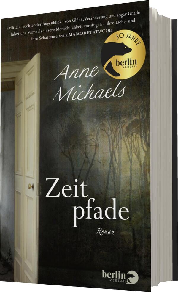 Das Buchcover zeigt eine düstere, atmosphärische Landschaft mit einem offenen Türrahmen, durch den sanftes Licht strömt. Im Hintergrund sind verschwommene Baumsilhouetten zu sehen, die eine melancholische Stimmung erzeugen. Der Titel „Zeitpfade“ ist in großen, weißen Buchstaben mittig platziert, während der Autorenname „Anne Michaels“ in einer eleganten Schriftart oben steht. Ein gelbes Logo weist auf „30 Jahre berlin verlag“ hin. Der Gesamteindruck ist geheimnisvoll und einladend zugleich.