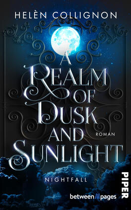 A Realm of Dusk and Sunlight – Nightfall Das Buchcover zeigt einen dunklen, mit Ornamenten verzierten Hintergrund vor einem leuchtenden, bläulichen Vollmond, darüber der Autorenname „Helèn Collignon“ in weißer Großschrift. Zentral große, elegante silbrig-glänzende Serifentypografie mit geschwungenen Zierlinien für den Titel „A Realm of Dusk and Sunlight“, darunter kleiner „Nightfall“ und „Roman“. Unten links wolkenartige Blautöne, rechts senkrecht der Verlagshinweis „PIPER“.