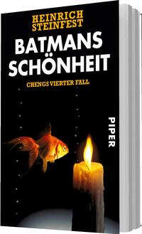 Das Buchcover zeigt auf schwarzem Grund den Titel „BATMANS SCHÖNHEIT“ in großen weißen Großbuchstaben, darüber der Autorenname „Heinrich Steinfest“ in gelbem Versalensatz, darunter der Untertitel „Chengs vierter Fall“ in kleinerer gelber Schrift. Links schwimmt ein orange-goldener Goldfisch, rechts brennt eine tropfende Kerze mit sichtbarer Flamme. Die Komposition wirkt kontrastreich, geheimnisvoll und leicht melancholisch.