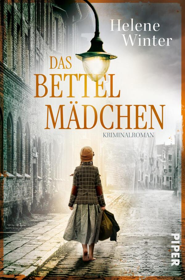 Das Buchcover zeigt ein atmosphärisches Stadtbild mit einem beleuchteten Laternenpfahl im Vordergrund. Eine junge Frau mit einem grauen Kleid und einer dunklen Kopfbedeckung steht mit dem Rücken zur Kamera in einer verlassenen Gasse. Der Titel „DAS BETTELMÄDCHEN“ ist in großen, orangefarbenen Buchstaben hervorgehoben, während „KRIMINALROMAN“ in kleinerer Schrift darunter steht. Die dunklen Ziegelwände und der graue Himmel verleihen dem Cover eine melancholische Stimmung. Oben links ist der Name der Autorin, Helene Winter, platziert.