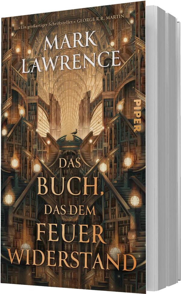 Das Buchcover zeigt eine symmetrische, riesige Bibliothek mit Treppen, Balkonen und einer gewölbten Decke in warmen Braun‑ und Goldtönen, beleuchtet von zahlreichen glühenden Lampen. Im Vordergrund großer goldener Versal-Serif-Titel „Das Buch, das dem Feuer widerstand“, darüber der Autorname Mark Lawrence in heller Serifenschrift; oben klein die Erwähnung „Ein großartiger Schriftsteller. GEORGE R. R. MARTIN“. Atmosphäre: ehrwürdig, geheimnisvoll, majestätisch.