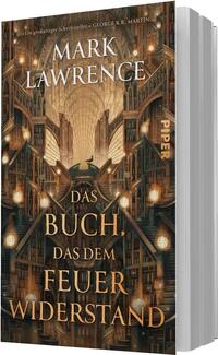 Das Buchcover zeigt eine symmetrische, riesige Bibliothek mit Treppen, Balkonen und einer gewölbten Decke in warmen Braun‑ und Goldtönen, beleuchtet von zahlreichen glühenden Lampen. Im Vordergrund großer goldener Versal-Serif-Titel „Das Buch, das dem Feuer widerstand“, darüber der Autorname Mark Lawrence in heller Serifenschrift; oben klein die Erwähnung „Ein großartiger Schriftsteller. GEORGE R. R. MARTIN“. Atmosphäre: ehrwürdig, geheimnisvoll, majestätisch.