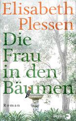 Das Buchcover zeigt eine sanfte, nebelige Waldlandschaft mit hohen Bäumen. In der unteren Mitte ist ein eleganter, klassischer Brunnen zu sehen, daneben sitzt ein kleiner Vogel. Der Titel „Die Frau in den Bäumen“ ist in einer großen, grünen Schrift platziert, während der Name der Autorin „Elisabeth Plessen“ in einem markanten, orangen Schriftzug darüber prangt. Die natürliche Farbpalette vermittelt eine ruhige und mysteriöse Atmosphäre. Am unteren Rand steht das Wort „Roman“ in kleinerer Schrift.