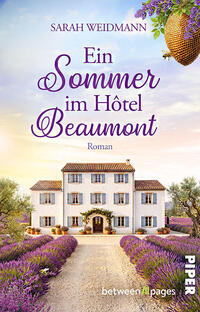 Das Buchcover zeigt ein helles, mediterran wirkendes Hotelgebäude vor pastellfarbenem Abendhimmel, im Vordergrund ein von Lavendelfeldern gesäumter Kiesweg. Oben steht der Autorname „Sarah Weidmann“, Titel in violetter, verspielter Schrift „Ein Sommer im Hotel Beaumont“, darunter klein „Roman“. Rechts oben hängt ein Bienenkorb mit lila Blumen. Verlagssignet ist nicht beschrieben.