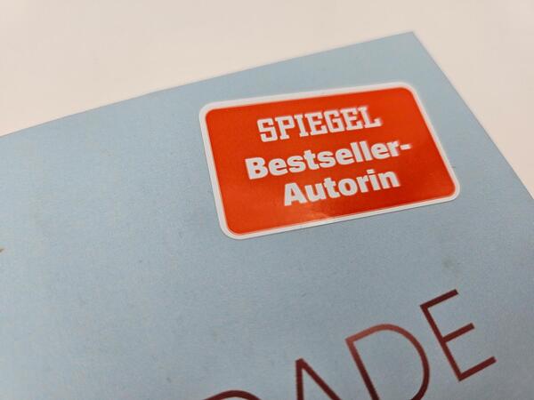 Außenansicht des Buches „Forbidden Lies“