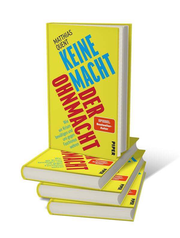 Bücherstapel des Buches „Keine Macht der Ohnmacht“