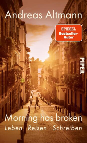 Das Buchcover zeigt eine malerische Gasse, von warmem, goldenem Licht beleuchtet, das an einen frühen Morgen erinnert. Die Gebäude sind in sanften, erdigen Farben gehalten, was eine einladende Atmosphäre erzeugt. In der Mitte des Covers steht der Titel „Morning has broken“ in eleganter, weißer Schrift, unterlegt von den Worten „Leben Reisen Schreiben“. Oben rechts ist der Hinweis „SPIEGEL Bestseller-Autor“ platziert, während der Verlagsname „PIPER“ rechts vertikal erscheint.