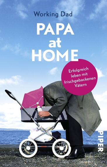 Das Buchcover zeigt einen Mann in einem grauen Mantel, der sich vornübergebeugt über einen Kinderwagen beugt. Der Hintergrund ist ein klarer blauer Himmel über einem Gewässer. In großen, weißen Buchstaben steht der Titel „PAPA at HOME“ im Fokus. Eine pinke, runde Auszeichnung mit dem Text „Erfolgreich leben mit frischgebackenen Vätern“ hebt sich deutlich ab. Unten rechts befindet sich der Verlagsname „PIPER“ in kleineren Buchstaben.