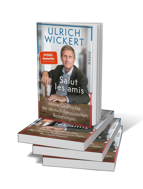 Bücherstapel des Buches „Salut les amis“