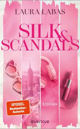 Das Buchcover zeigt ein in kräftigen Pink- und Rosatönen gehaltenes, vertikal in Streifen gegliedertes Motiv. Unten rechts Lippenstift, Mitte Kopfhörer und Weinglas vor einer New-York-Skyline, links Sonnenbrille. Der Titel „SILK & SCANDALS“ steht groß in fuchsiafarbener Serifenschrift, oben Autorin Laura Labas in schmaler Serifenschrift, klein das Wort „Roman“. Ein orangefarbener Button links unten: „SPIEGEL Bestseller-Autorin“. Glamouröse, feminine Stimmung.