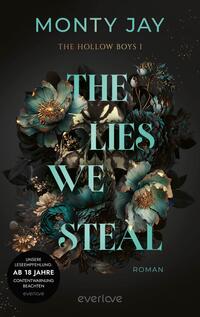 Das Buchcover zeigt einen dunklen Hintergrund, vor dem üppige, stilisierte Blumen in verschiedenen Blautönen und grünen Akzenten hervortreten. Im Vordergrund steht der Titel „THE LIES WE STEAL“ in großen, hellen Buchstaben, die einen modernen, eleganten Schriftstil vermitteln. Darunter befindet sich der Hinweis „Roman“ in kleinerer Schrift. Oben ist der Autorennamen „MONTY JAY“ abgedruckt. In der unteren Ecke ist ein Button mit der Aufschrift „AB 18 JAHRE“ zu sehen, der auf die Altersfreigabe hinweist.