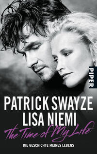 Das Buchcover zeigt ein schwarz-weißes Porträt von Patrick Swayze und Lisa Niemi, die sich nah gegenüberstehen. Swayze hat einen nachdenklichen Gesichtsausdruck, während Niemi sanft lächelt. Die Schriftzüge „Patrick Swayze“ und „Lisa Niemi“ sind in Großbuchstaben oben platziert, während der Titel „The Time of My Life“ in einer geschwungenen, lila Schriftart ebenfalls oben sichtbar ist. Darunter steht in kleinerer Schrift „Die Geschichte meines Lebens“. In der oberen rechten Ecke ist das Verlagslogo „PIPER“ abgebildet.