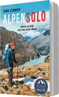 Das Buchcover zeigt einen Wanderer in alpiner Landschaft, gekleidet in eine blaue Jacke und mit roter Mütze, der einen Rucksack trägt und auf einem gebirgigen Terrain steht. Im Hintergrund sind majestätische Berge und ein türkisfarbener See sichtbar. Der Titel „ALPENSOLO“ erscheint in großen, rot und blau kontrastierenden Buchstaben. Darunter steht der Untertitel „Allein zu Fuß von Ost nach West“ in schlichter Schrift. Das Verlagslogo „30 Jahre Malik“ befindet sich im unteren Bereich des Covers.