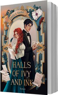 Das Buchcover zeigt zwei zentral platzierte Personen vor einem goldverzierten, blauen Rahmen: eine rothaarige Frau in weißer Bluse und türkisfarbenem Rock, die einen Brief und Federkiel hält, und einen dunkelhaarigen Mann im Frack mit Briefumschlag. Um sie schweben Pergamente, ein Tintenfass, eine Kerze und ein versiegelter Brief. Farbpalette: Gold, Türkis, Creme und Dunkelblau, warm-romantische, leicht magische Stimmung. Oben auf einem Banner steht „Emily J. Taylor“, der Titel erscheint groß in goldener Serifenschrift „HALLS OF IVY AND INK“, darunter klein „Roman“.