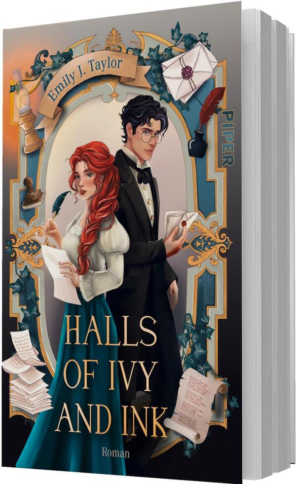 Das Buchcover zeigt zwei zentral platzierte Personen vor einem goldverzierten, blauen Rahmen: eine rothaarige Frau in weißer Bluse und türkisfarbenem Rock, die einen Brief und Federkiel hält, und einen dunkelhaarigen Mann im Frack mit Briefumschlag. Um sie schweben Pergamente, ein Tintenfass, eine Kerze und ein versiegelter Brief. Farbpalette: Gold, Türkis, Creme und Dunkelblau, warm-romantische, leicht magische Stimmung. Oben auf einem Banner steht „Emily J. Taylor“, der Titel erscheint groß in goldener Serifenschrift „HALLS OF IVY AND INK“, darunter klein „Roman“.