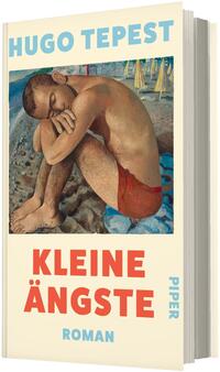 Das Buchcover zeigt eine gemäldeartige Darstellung eines zusammengesunkenen, nackten jungen Mannes in roter Badehose, der mit gebeugtem Kopf auf steinigem Strand sitzt; im Hintergrund sind angedeutete Sonnenschirme und Meer. Oben großer blauer Autorenname „HUGO TEPEST“, mittig in kräftigem Rot der Titel „KLEINE ÄNGSTE“ in Blockbuchstaben, unten in hellblau das Wort „ROMAN“. Rechts vertikal der Verlagsname „PIPER“.