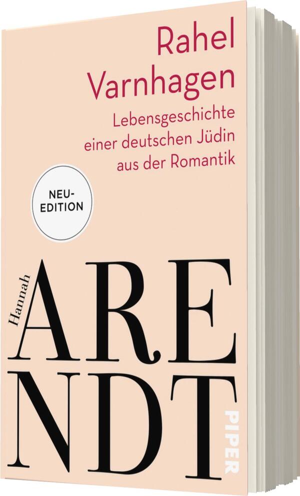 Das Buchcover zeigt einen sanften, hellen Hintergrund in einem cremefarbenen Ton. Oben links steht der Name „Rahel Varnhagen“ in roter Schrift, gefolgt von dem Untertitel „Lebensgeschichte einer deutschen Jüdin aus der Romantik“ in kleinerer schwarzer Schrift. In der Mitte ist der Name „Hannah Arendt“ in großer, schwarzer, eleganter Typografie platziert. Unten rechts ist das Verlagslogo „PIPER“ in kleinerer, schwarzer Schrift gehalten. Ein blauer, runder Button mit dem Text „NEU-EDITION“ ergänzt das Design.