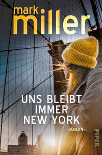 Das Buchcover zeigt eine nachdenklich blickende Person mit blonden Haaren, die einen gelben Wollhut trägt, während sie an einem Geländer steht. Der Hintergrund zeigt die ikonische Brooklyn Bridge und eine städtische Skyline, die in sanften Grautönen gehalten ist. In großen, gelben Buchstaben steht „mark miller“ oben, während der Titel „UNS BLEIBT IMMER NEW YORK“ in weißer Schrift unterhalb der Person platziert ist. Der Schriftzug „ROMAN“ rundet die Darstellung ab. Die Gesamtatmosphäre vermittelt eine Mischung aus Melancholie und urbanem Flair.