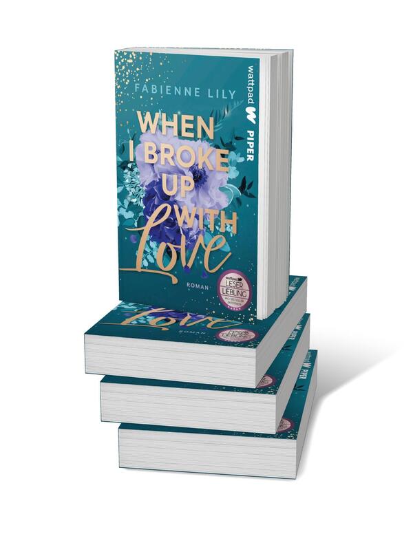 Bücherstapel des Buches „When I Broke Up With Love“