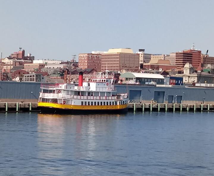 Recherchefoto eines Hafens zu Mona Jones „Casco Bay Summer“