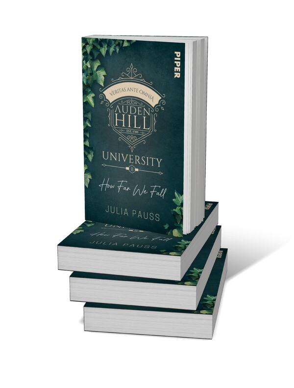 Bücherstapel des Buches „Auden Hill University – How Far We Fall“