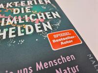 Außenansicht des Buches „Bakterien – die heimlichen Helden“