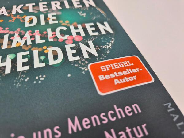 Außenansicht des Buches „Bakterien – die heimlichen Helden“