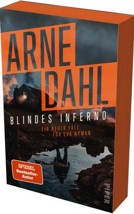 Blindes Inferno Das Buchcover zeigt den Namen des Autors ARNE DAHL in großformatigen, schmalen, diagonalen orangen Großbuchstaben über einem düsteren Landschaftsbild. Titel „Blindes Inferno“ steht in weißen Großbuchstaben, darunter die Unterzeile „Ein neuer Fall für Eva Nyman“ in kleinerem Orange. Motiv: brennendes Haus am Hügel, dunkler Sturmhimmel und im Vordergrund eine Pfützenreflexion einer stehenden Silhouette. Farbpalette: Orange, Schwarz, Grau. Ein orangefarbener Button unten links mit dem Text „SPIEGEL Bestseller-Autor“.